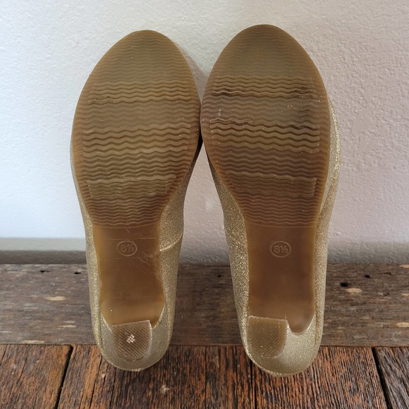 Mossimo 'Paisley' Gold Glitter Pumps - Picture 7 of 8